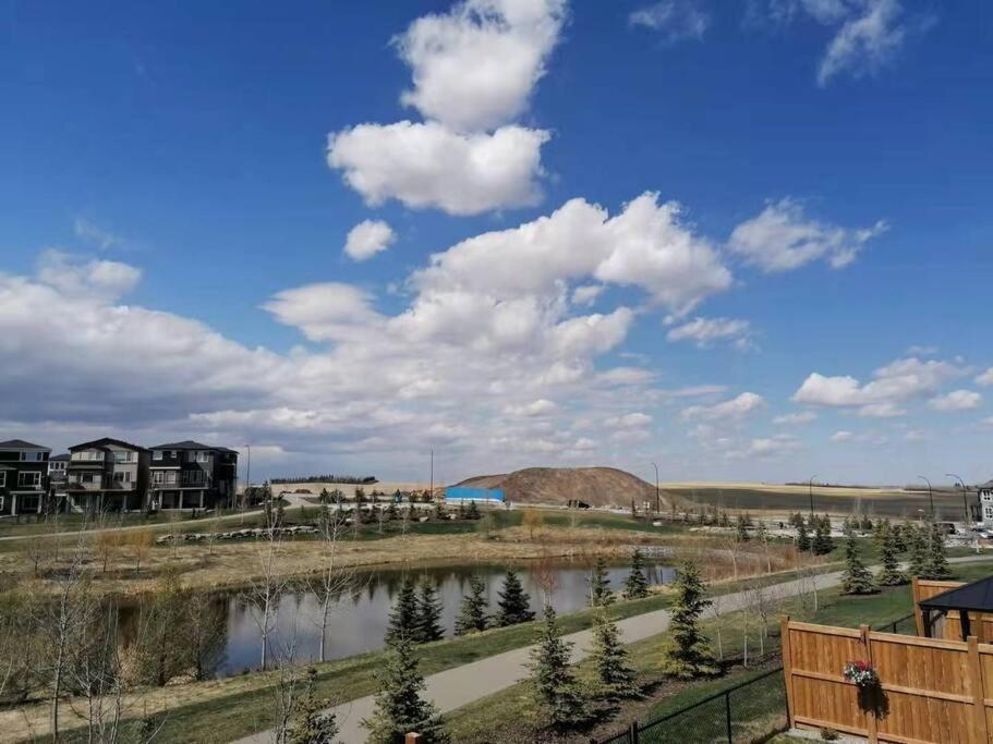 Brand New Entire Guest Suite By Lake Near Yyc מראה חיצוני תמונה