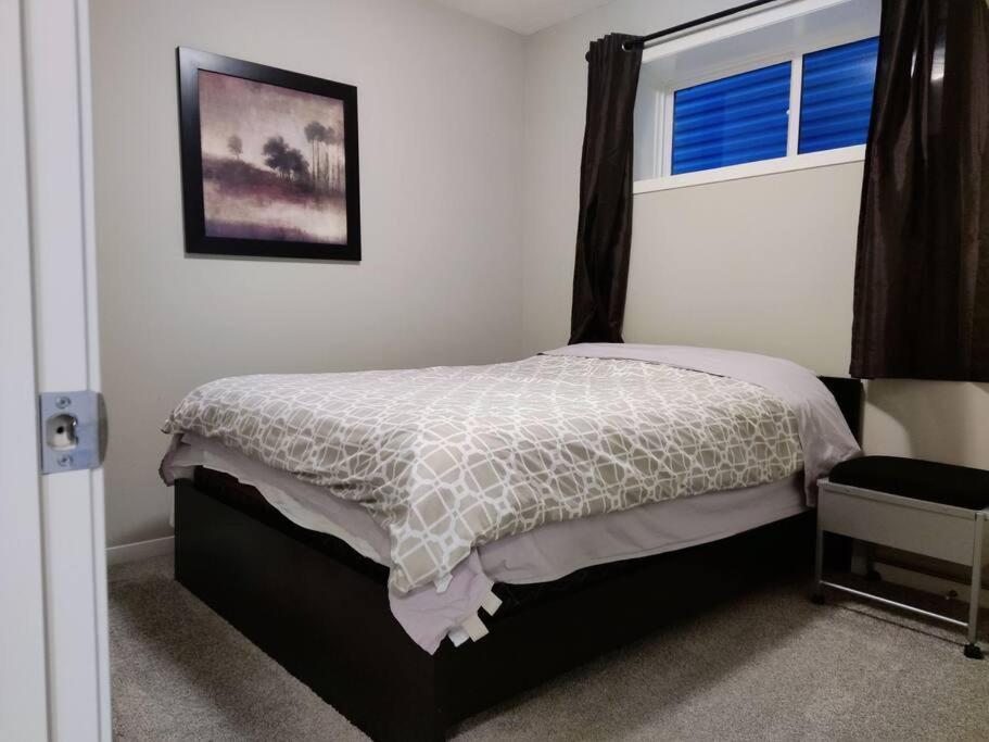 Brand New Entire Guest Suite By Lake Near Yyc מראה חיצוני תמונה